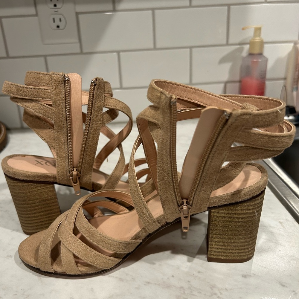 XOXO Tan Strappy Block Heel Sandals - Picture 2 of 4